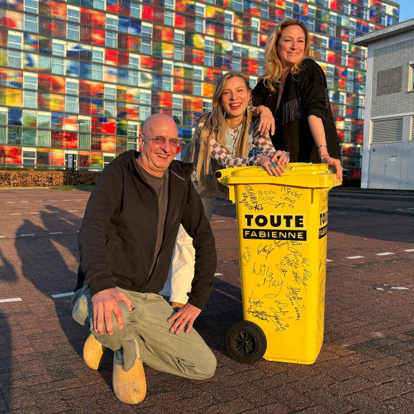 270325 Toute Fabienne Jeroen Flamman en Melanie Ryan
